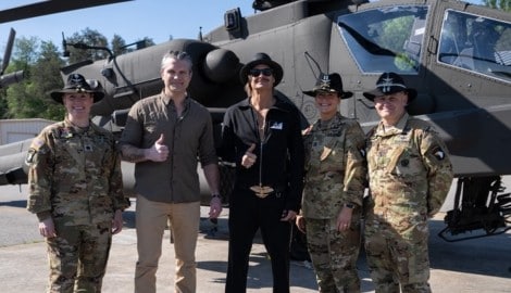 Kriegsminister Hegseth und Kid Rock (m.) posieren mit Armeeangehörigen vor einem ...