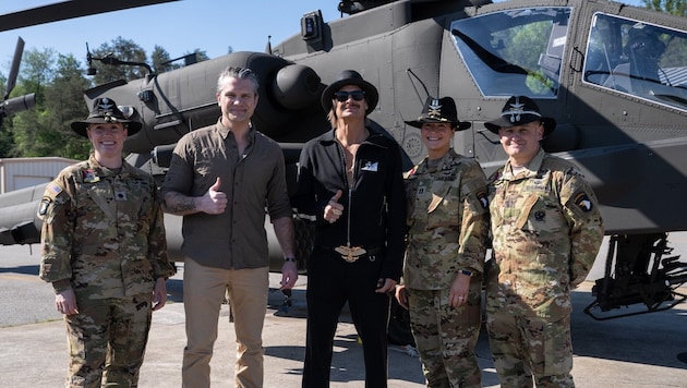 Kriegsminister Hegseth und Kid Rock (m.) posieren mit Armeeangehörigen vor einem ...
