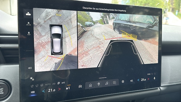 Die Ansicht der Rückfahrkamera ist mehr als ungewöhnlich. Da muss man sich erst einmal daran ...