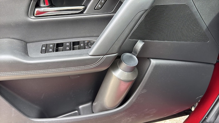 Ins Türfach passt eine 1,5-Liter-Trinkflasche.