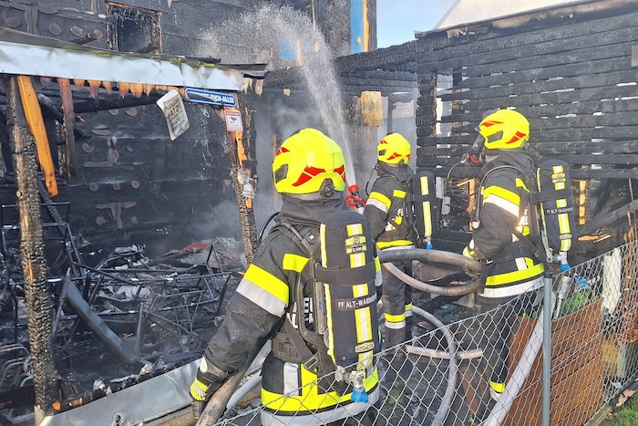 Die Feuerwehr löschte bis in die Mittagsstunden viele Glutnester ab.