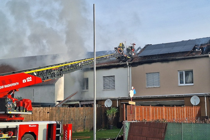 Mit der Drehleiter kämpften die Florianis seit den frühen Morgenstunden gegen die Flammen an.