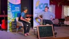 Andi Herzog und Lehrer „Loisl“ scherzen am Tag der Pflichtschullehrern über die „guten alten ...