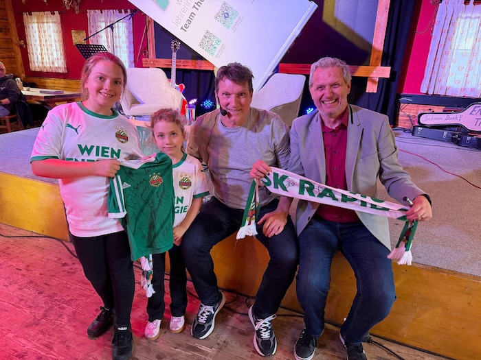 Marie, Mia und Papa Christoph schauen zusammen fast jedes Rapid-Match und holen sich ein ...