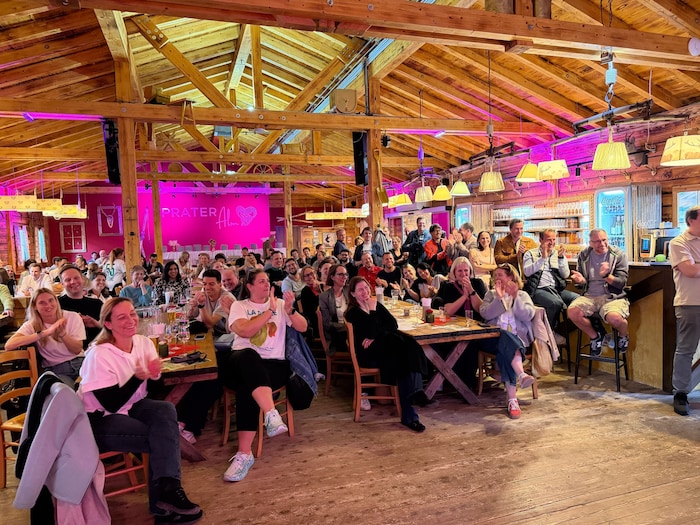 Knapp 200 Pflichtschullehrer genießen die Show von Andi Herzog und Lehrer „Loisl“.