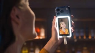 Nicht nur in dunklen Räumen nützlich: Das Ringlicht hilft auch tagsüber bei Gegenlichtfotos.