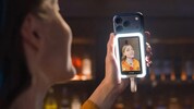 Nicht nur in dunklen Räumen nützlich: Das Ringlicht hilft auch tagsüber bei Gegenlichtfotos.