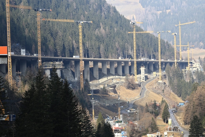 Karl Mühlsteiger, Bürgermeister von Gries am Brenner, spricht von einer Extrembelastung der ...