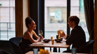 Eine wöchentliche Mini‑Paarzeit stabilisiert die Beziehung spürbar.