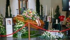 Blumenschmuck zierte den Sarg von Alexander Manninger.