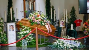 Blumenschmuck zierte den Sarg von Alexander Manninger.