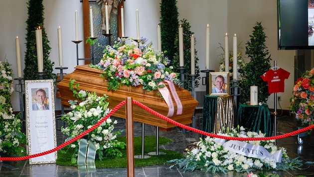 Blumenschmuck zierte den Sarg von Alexander Manninger.