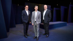 Die stellvertretenden Vorstandsvorsitzenden Manfred Miglar (l.) und Thomas Nussbaumer (r.) mit ...