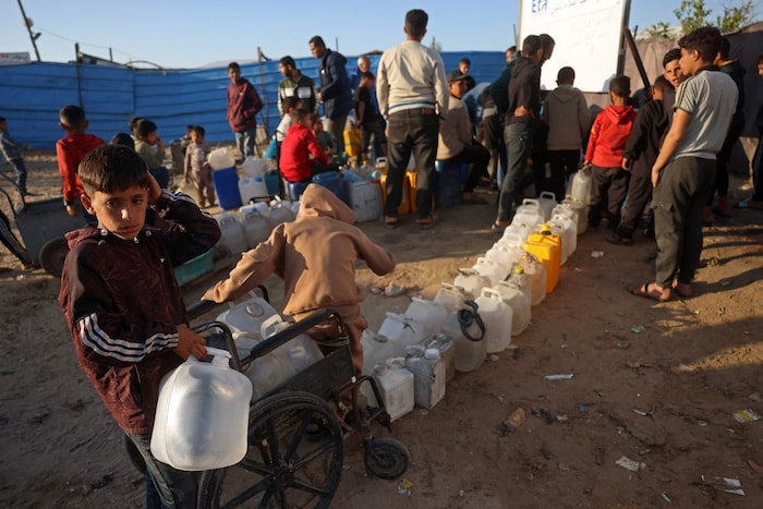 Die Menschen stehen oft Schlange, um an Wasser zu gelangen.