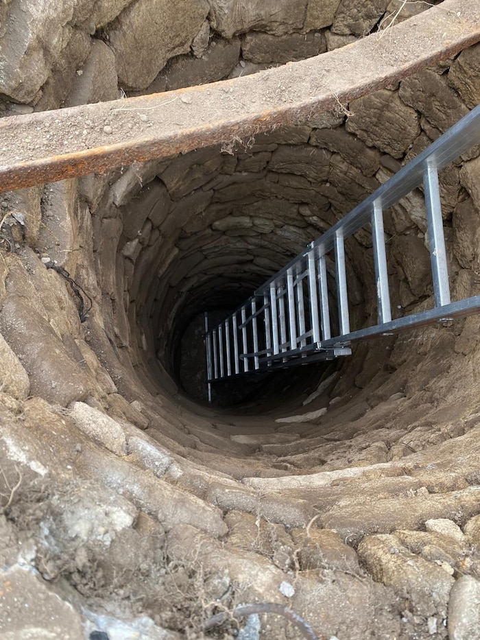 Beim Rasenmähen gab der Boden nach. Leider ist es aber nur ein alter Brunnenschacht.