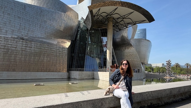 „Krone“-Reise-Ressortleiterin Andrea Thomas vor dem Guggenheim-Museum in Bilbao.