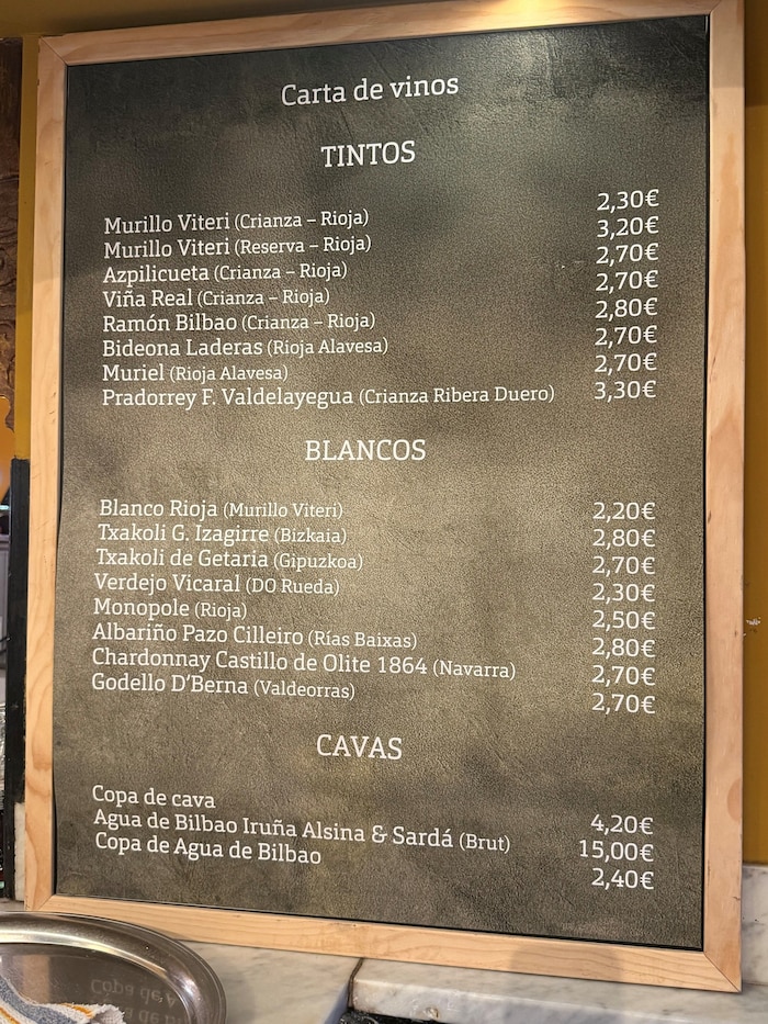 Eine Institution seit 1903 ist das Café Iruña (oben) – die Preise sind moderat (re.).