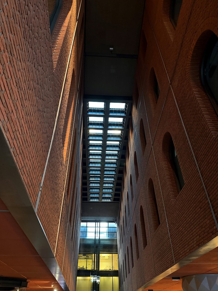 Ungewöhnliche Perspektive: Pool von unten im Azkuna Zentroa.