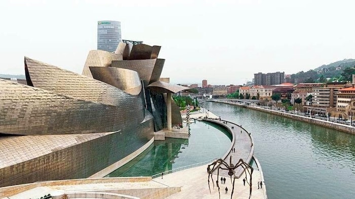 Das Guggeheim-Museum ist ein beeindruckendes Gebäude aus Titan, Stahl, Glas und Kalkstein.