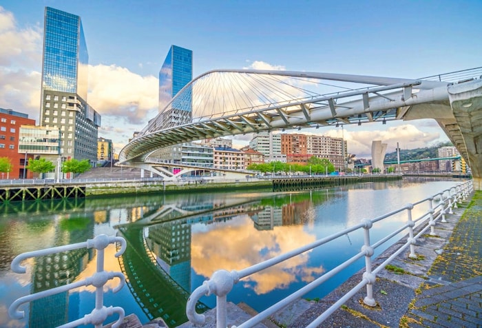 Der spanische Architekt Santiago Calatrava hat die Zubizuri-Brücke – auf Baskisch „weiße Brücke“ ...