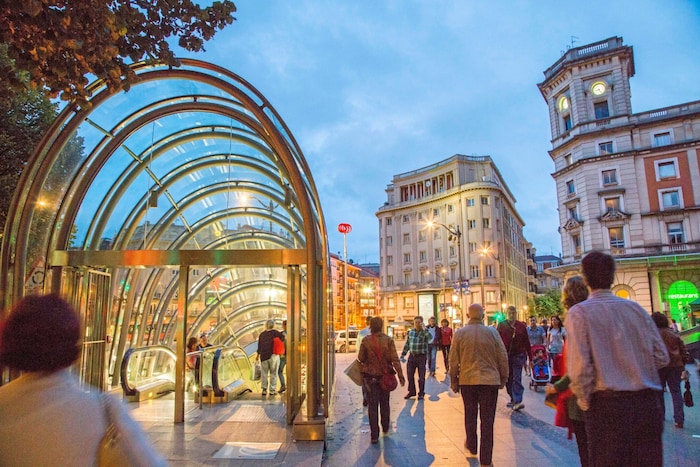 „Fosteritos“ werden die U-Bahn-Eingänge in Bilbao nach dem Architekten Norman Foster benannt.