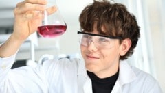 Die Schutzbrille darf auch bei „Grüne Chemie“-Experimenten natürlich nicht fehlen.