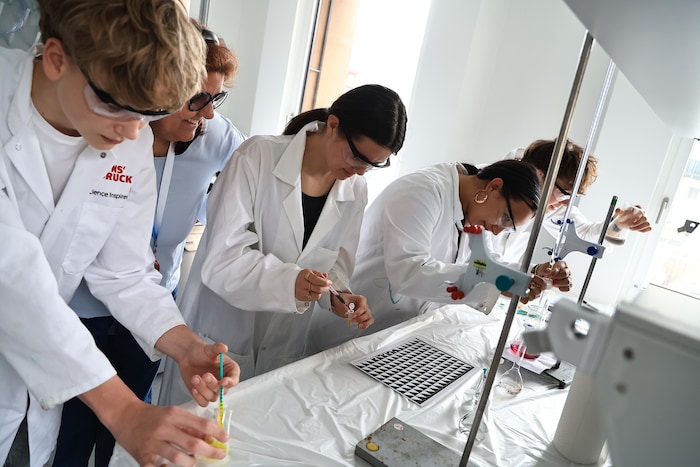 Hoch konzentriert und fokussiert stellen die Schülerinnen und Schüler ihr chemisches Wissen ...