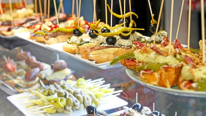 Köstliche Pintxos (Tapas) locken an jeder Ecke