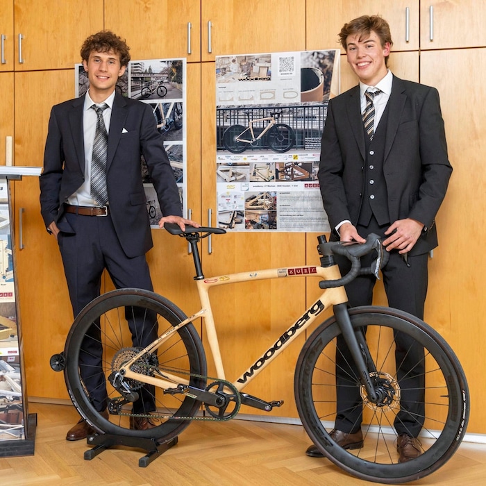 Adrian Müller (li.) und Vincenz Sonderegger belegten mit ihrem Holzrennrad den ersten Platz.