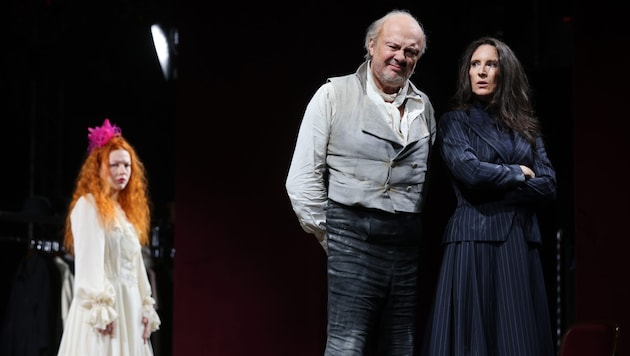 Herbert Föttinger als Lorenzo Da Ponte mit Maria Köstlinger (re.) und Juliette Larat