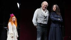 Herbert Föttinger als Lorenzo Da Ponte mit Maria Köstlinger (re.) und Juliette Larat 