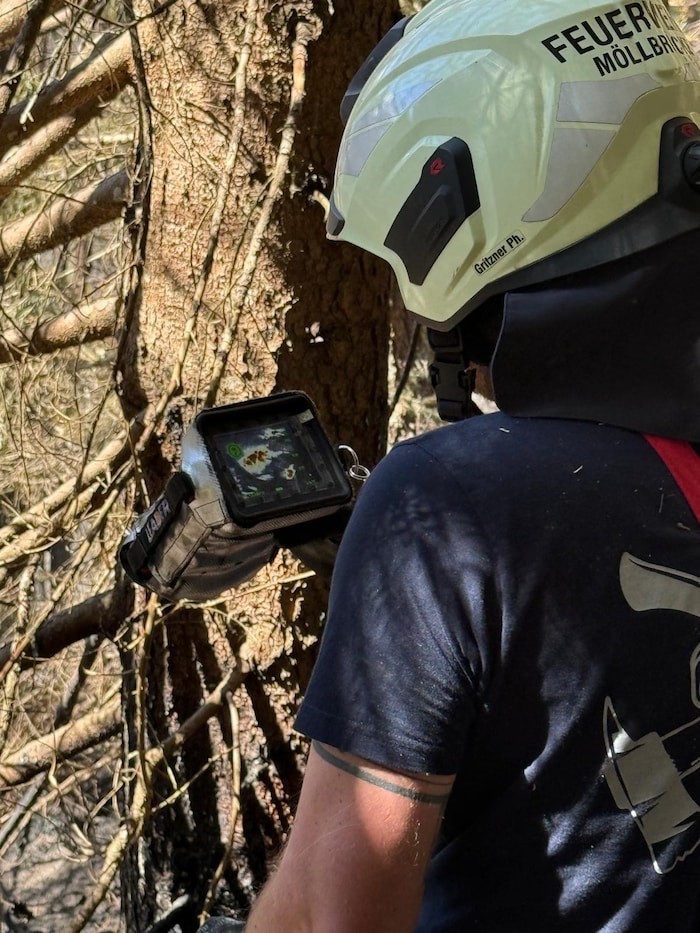 Mittels Wärmebildkamera wird auch am Boden nach Glutnestern gesucht.