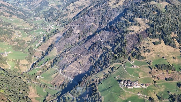 Dieses Luftbild zeigt das Ausmaß des 110 Hektar Waldbrandes im Lesachtal.