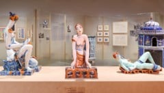Keramikstar Vally Wieselthier im MAK: Ausstellungsansicht mit weiblichen Figuren 