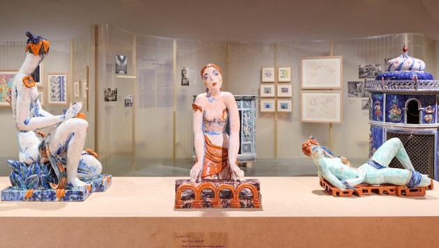 Keramikstar Vally Wieselthier im MAK: Ausstellungsansicht mit weiblichen Figuren