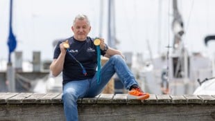 Roman Hagara mit seinen beiden Olympia-Goldmedaillen.