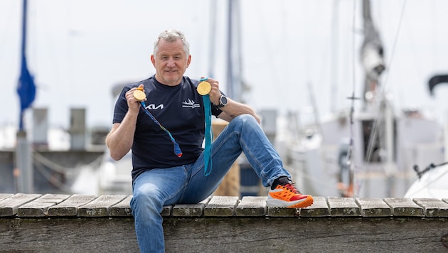 Roman Hagara mit seinen beiden Olympia-Goldmedaillen.