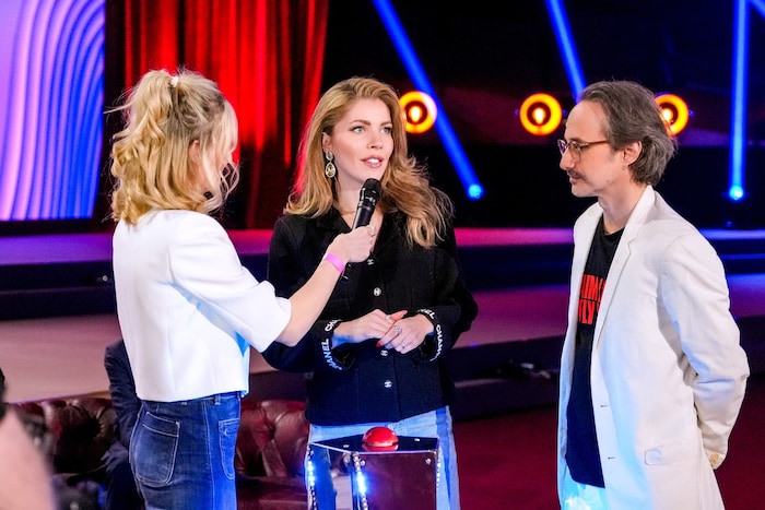 Victoria Swarovski (M.) und Michael Ostrowski sind das Moderations- Duo, sie starten derzeit ...