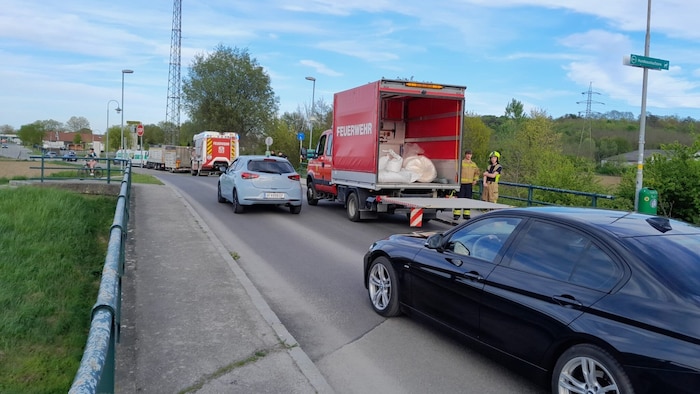 Am Flussufer und zuweilen teilweise auch in der Nähe von Brücken waren interessierte Beobachter ...