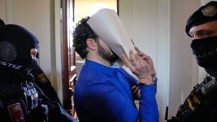 Den Bart hat Beran A. im Vergleich zu dem Bekennerfoto, das nach dem geplanten Attentat ...