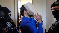 Den Bart hat Beran A. im Vergleich zu dem Bekennerfoto, das nach dem geplanten Attentat ...