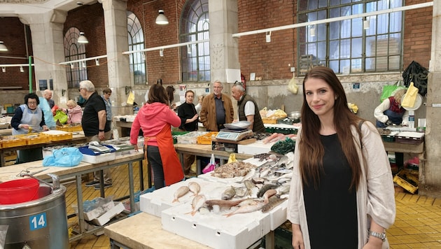 „Krone“-Reporterin Tanja Pfaffeneder inmitten des bunten Markttreibens.