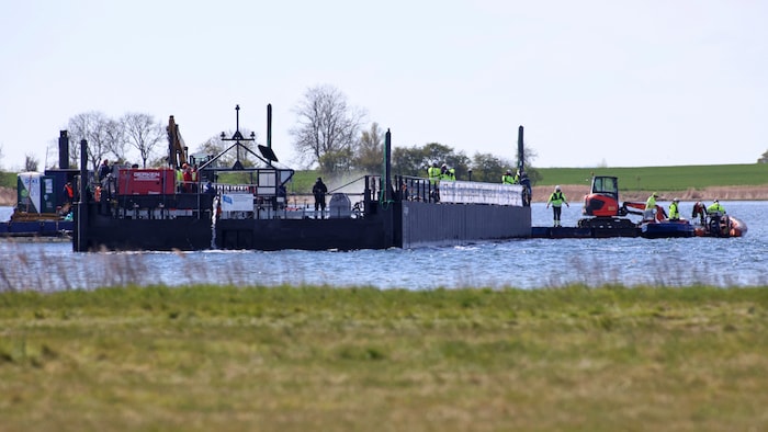 Am Dienstagnachmittag war es geschafft: „Timmy“ lag in der Barge.