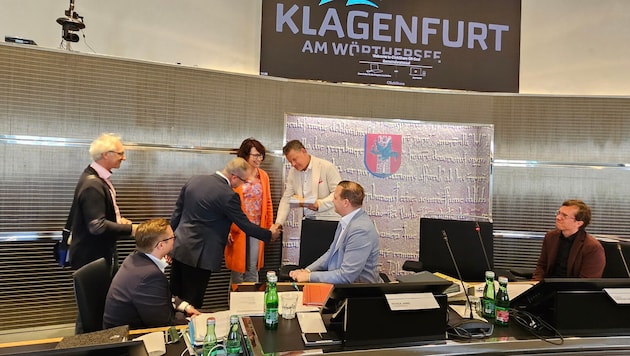 Da übergeben die Schuldirektoren Norbert Lamprecht und Angela Hensel von der MS St. Peter 1160 ...