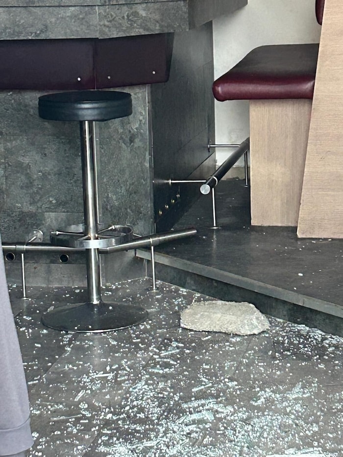 Mit einem „großen Brocken“ hatte der 17-jährige Einbrecher das dicke Glas der Eingangstür ...