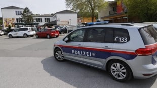 Vor der Mittelschule in Hausmannstätten herrschte am Dienstagnachmittag Ausnahmezustand.