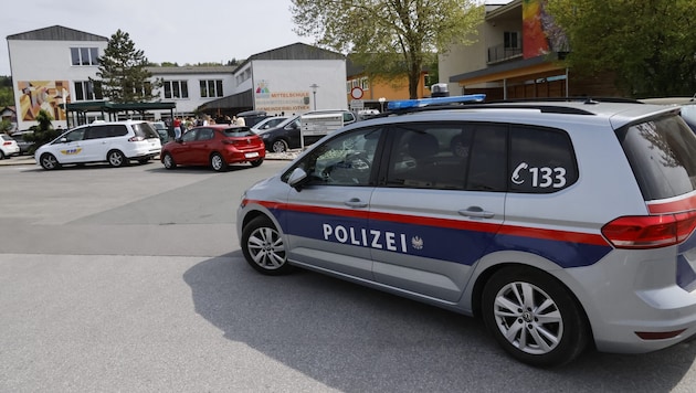 Vor der Mittelschule in Hausmannstätten herrschte am Dienstagnachmittag Ausnahmezustand.
