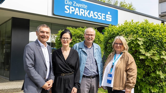 Rupert Rieder, Gerda Holzinger-Burgstaller, Peter Niederreiter (Schuldnerberatung) und Karin ...