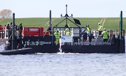 „Timmy“ wird in einer Barge Richtung Heimat befördert.