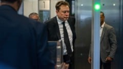 Musk beim Betreten des Gerichtssaals